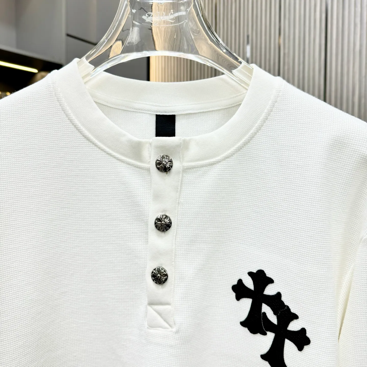 🅿️270 25 New Style🆕Come Hearts Cross Long Sleeve Autumn and Winter King! Chest pockets, collar and cuffs with high weight threads, custom-woven and dyed 330g double yarn waffle fabric, cross steel buckle tags and other accessories are all in the correct version, super conspicuous, super good-looking and super atmospheric, same style for men and women! The overall upper body highlights fashion and individuality, and it is a recommended T-shirt for couples to wear together!! Color: black/white 04 Size: S-XXL